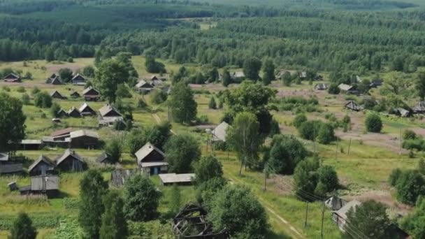 Flyger över en rysk by på en drönare. — Stockvideo