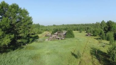 Bir Rus köyünün üzerinde İHA ile uçmak.