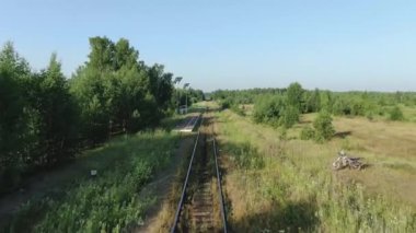 Taygada demiryolunun üzerinden uçmak