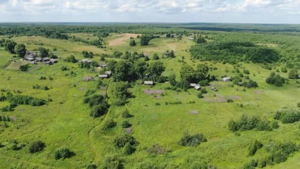 Mit einer Drohne über ein russisches Dorf fliegen. — Stockvideo