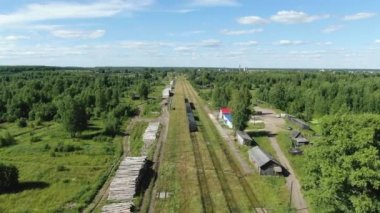 Taygada demiryolunun üzerinden uçmak