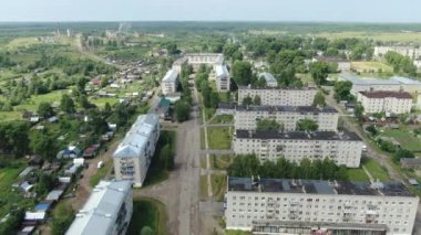 Bir Rus köyünün üzerinde İHA ile uçmak.