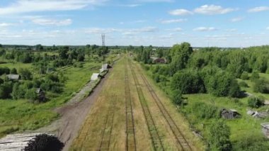 Taygada demiryolunun üzerinden uçmak