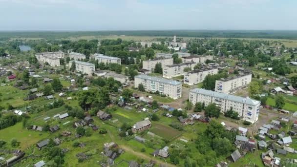 Vliegen over een Russisch dorp op een drone. — Stockvideo