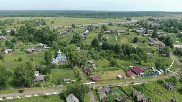 Volando sobre un pueblo ruso en un dron. — Vídeos de Stock