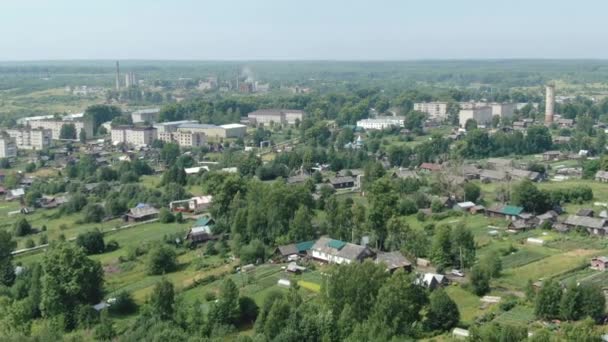 Vliegen over een Russisch dorp op een drone. — Stockvideo