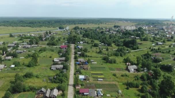 無人機でロシアの村を飛び越える. — ストック動画