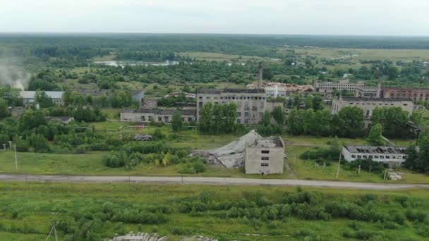 Vlucht over de ruïnes van een industriële onderneming in Rusland — Stockvideo