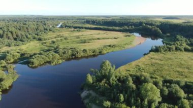 Taiga 'daki orman nehri yükseklikten uçuyor.