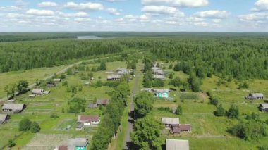 Bir Rus köyünün üzerinde İHA ile uçmak.