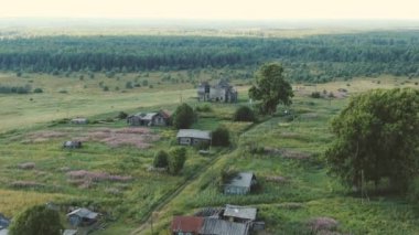 Bir Rus köyünün üzerinde İHA ile uçmak.