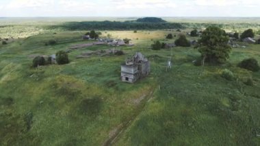 Bir Rus köyünün üzerinde İHA ile uçmak.