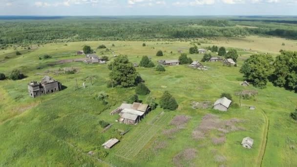 Letět nad ruskou vesnicí na drone. — Stock video