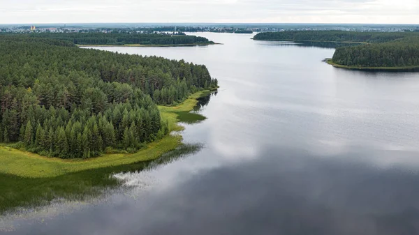 Taiga 'daki bir tepeden Orman Gölü