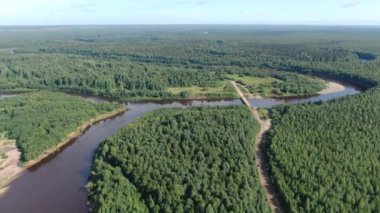 Taiga 'daki orman nehri yükseklikten uçuyor.