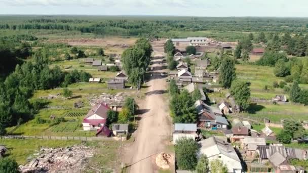 Летающий над русской деревней на беспилотнике. — стоковое видео