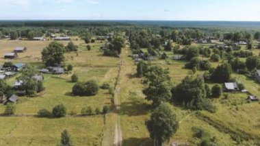 Bir Rus köyünün üzerinde İHA ile uçmak.