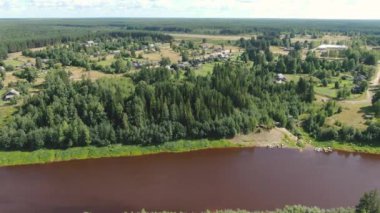 Bir Rus köyünün üzerinde İHA ile uçmak.