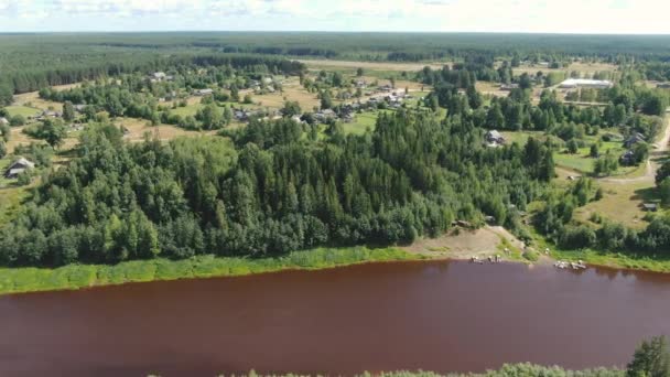 Mit einer Drohne über ein russisches Dorf fliegen. — Stockvideo