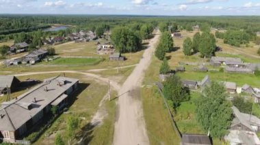 Bir Rus köyünün üzerinde İHA ile uçmak.