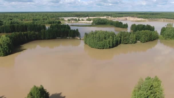 Vol au-dessus du lac forestier de la taïga — Video