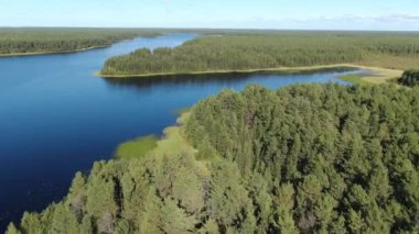 Taiga Orman Gölü üzerinden uçmak