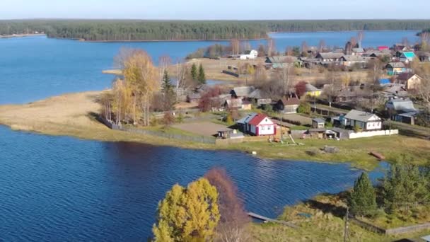 Volando sobre un pueblo ruso en un dron. — Vídeo de stock