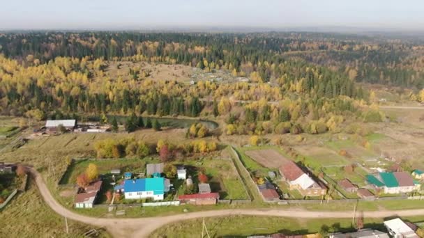 Volando sobre un pueblo ruso en un dron. — Vídeos de Stock