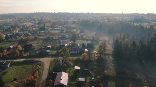 Volare su un villaggio russo su un drone. — Video Stock