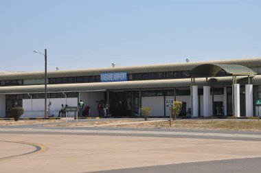 Pist içinde gelen turist Grup,