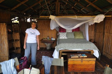 Lodge Okavango Deltası'nda duran kadın