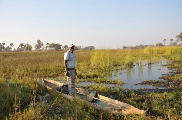 Moremi Botswana Agosto 2013 Uomo Piedi Barca Nel Delta Dell — Foto Stock