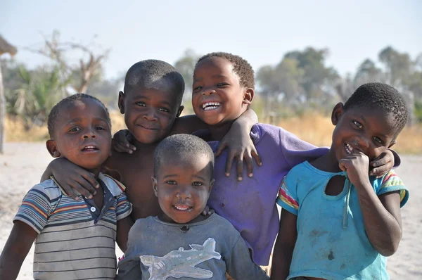 Moremi Botswana Agosto 2013 Niños Sonrientes Pie Sobre Arena — Foto de Stock