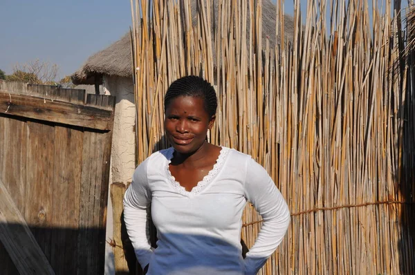 Moremi Botswana Agosto 2013 Mujer Africana Apoyada Una Valla Mirando —  Fotos de Stock