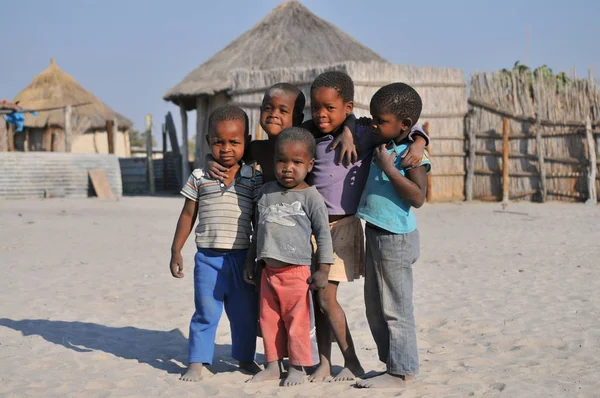 Мореми Ботсвана Августа 2013 Года Дети Стоят Песке — стоковое фото