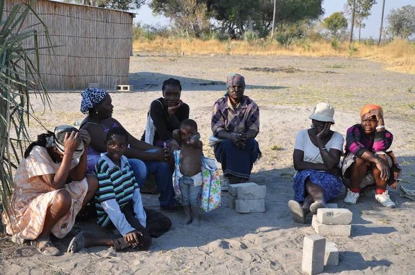 Moremi Botswana Augustus 2013 Afrikaanse Familie Voorkant Van Het Huis — Stockfoto