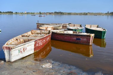 Senegal pembe göl kenarında eski grungy tekneler