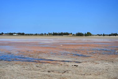 güzel manzara gökyüzü ve pembe Gölü su Senegal