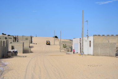 Retba, Senegal - Kasım, 18, 2018: dikiz köyde araba erkekler