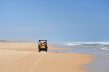 Retba, Senegal - Kasım, 18, 2018: kumsalda araba erkekler dikiz