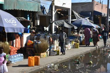 Saint-Louis-du-Sngal Caddesi üzerinde tipik sahne