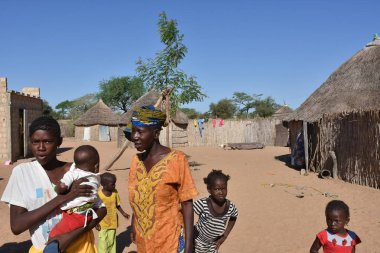 Saint-Louis-du-Sngal Caddesi üzerinde tipik sahne