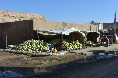 Saint-Louis-du-Sngal Caddesi üzerinde tipik sahne