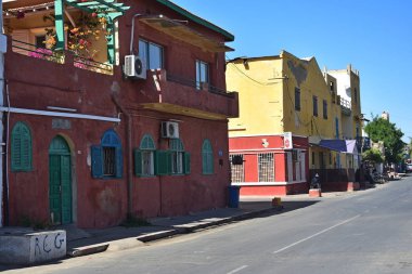 Saint-Louis-du-Sngal Caddesi üzerinde tipik sahne