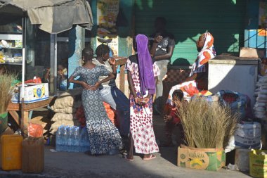 Saint-Louis-du-Sngal Caddesi üzerinde tipik sahne