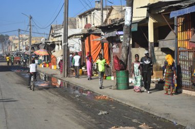 Saint-Louis-du-Sngal Caddesi üzerinde tipik sahne