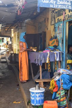Saint-Louis-du-Sngal Caddesi üzerinde tipik sahne