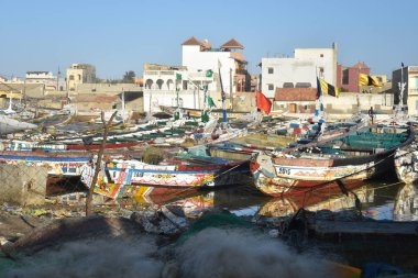 Saint-Louis-du-Sngal Caddesi üzerinde tipik sahne