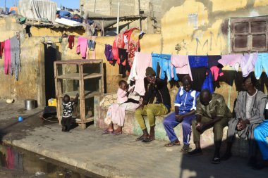 Saint-Louis-du-Sngal Caddesi üzerinde tipik sahne
