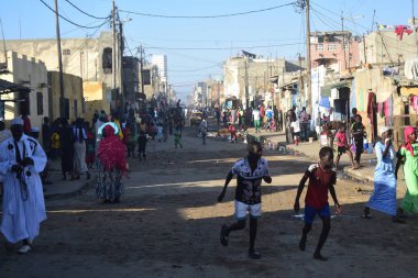 Saint-Louis-du-Sngal Caddesi üzerinde tipik sahne
